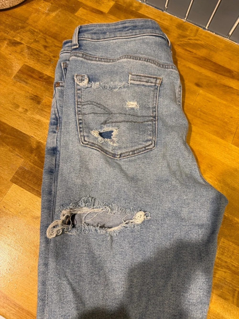 American Eagle Mom Jean with stretch regular size 10 ..Light Blue Distressed - Picture 5 of 6